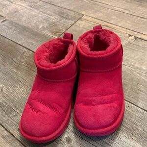 Cozy hot pink ugg boots. shortie. kids